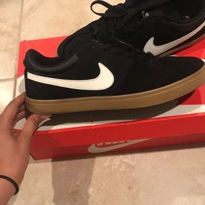 Nike SB Color: Black/Gum Bottom